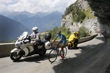 TDF209 LA TOUSSUIRE-LES SYBELLES (FRANCIA) 24/07/2015.- El ciclista italiano Vincenzo Nibali del Astana durante la 19ª etapa del Tour de Francia que se disputa hoy, 24 de julio de 2015 entre las localidades de Saint-Jean-de-Maurienne y La Toussuire-Les Sybelles. EFE/Yoan Valat