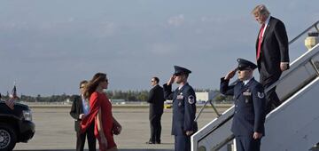 Melania Trump acudió al Aeropuerto de Palm Beach a recibir a su marido.
