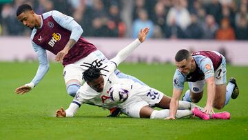 Birmingham (United Kingdom), 10/03/2024.- Destiny Udogie of Tottenham (C) in action against Ezri Konsa (L) and John McGinn (R) of Villa during the English Premier League match Aston Villa vs Tottenham Hotspur, in Birmingham, Britain, 10 March 2024. (Reino Unido) EFE/EPA/TIM KEETON EDITORIAL USE ONLY. No use with unauthorized audio, video, data, fixture lists, club/league logos, 'live' services or NFTs. Online in-match use limited to 120 images, no video emulation. No use in betting, games or single club/league/player publications.