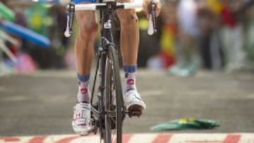 Ryder Hesjedal celebra su victoria en la cumbre de La Camperona.