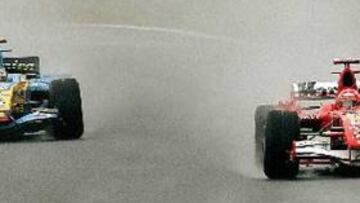 <B>ENEMIGOS.</B Alonso y Schumacher, igualados en un momento de la clasificación en China, se disputan el campeonato 2007.