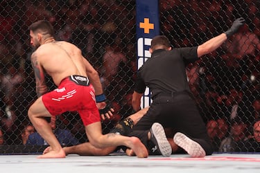 El luchador español nacido en Halle, una ciudad dentro del distrito de Gütersloh (Alemania), noqueó al mejor peleador de la historia del peso pluma, Volkanovski, tras un derechgazo brutal. De esta forma Ilia se convierte primer campeón nacional de la UFC.