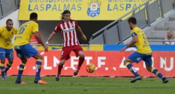 El defensa del Atlético de Madrid Filipe Luis rodeado de jugadores de la UD Las Palmas 