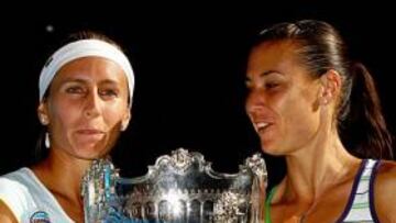 Gisela Dulko y Flavia Pennetta posan con el título de dobles del Open de Australia.