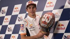 Marc M&aacute;rquez posando con su casco de Austin.