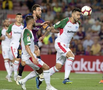 Maripan (Deportivo Alavés) y Lionel Messi (FC Barcelona)