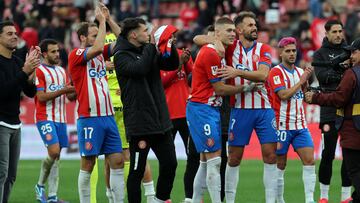 M¨ªchel celebra una victoria con sus jugadores.