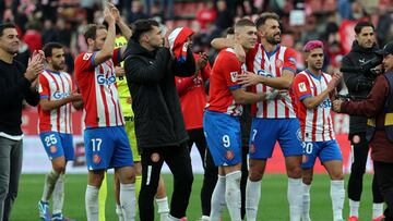 Míchel celebra una victoria con sus jugadores.