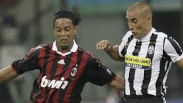 Silvio Berlusconi, Primer Ministro italiano y máximo mandatario del AC Milan, continúa con sus intentos de que Ronaldinho recupere su mejor nivel. En declaraciones al diario italiano la 'Gazzetta dello Sport', Berlusconi volvió a lanzar un guiño al brasileño -que le ha prometido que no saldrá de fiesta- y se refirió a él como "nuestro Usain Bolt"