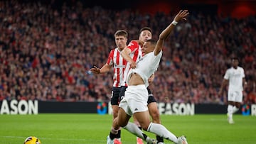 Soccer Football - LaLiga - Athletic Bilbao v Real Madrid - San Mames, Bilbao, Spain - December 4, 2024 Real Madrid's Kylian Mbappe in action with Athletic Bilbao's Andoni Gorosabel REUTERS/Vincent West