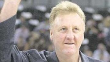<b>OVACIONADO. </b>Los 9.500 espectadores que poblaron el Madrid Arena aclamaron a Larry Bird antes del Adecco Estudiantes-Unicaja.