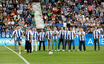 Los jugadores del Leganés que ascendieron por primera vez a Segunda en 1993 hicieron el saque de honor. 