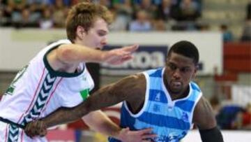 El nuevo fichaje del Lagun Aro GBC, Jermaine Taylor, controla el balón ante el escolta del Unicaja, Zoran Dragic, durante el partido correspondiente a la séptima jornada de Liga ACB disputado hoy en el San Sebastián Arena 2016.