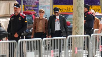 GRAFCAT2214. BARCELONA, 05/04/2024.- El exfutbolista Dani Alves junto a su abogada Inés Guardiola a su llegada a la Audiencia de Barcelona para cumplir con la comparecencia semanal que le impuso el tribunal para dejarlo en libertad provisional tras su condena por violación. EFE/Alejandro García
