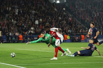 2-1. Bukayo Saka se lleva el balón ante Lucas Hernández y Gianluigi Donnarumma para anotar el primer tanto del Arsenal.