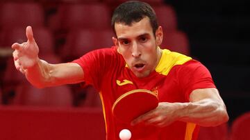 El palista espa&ntilde;ol Alvaro Robles golpea una bola durante su partido ante Darko Jorgic en el torneo de tenis de mesa de los Juegos Ol&iacute;mpicos de Tokio 2020.