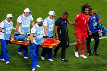 Román Torres abandona el césped tras lesionarse durante el partido.