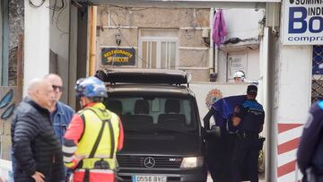 Agentes de policía local en las inmediaciones donde se ha derrumbado la pared de un edificio y ha muerto un bombero, a 25 de mayo de 2024, en Vigo, Pontevedra, Galicia (España). Un bombero ha perdido la vida tras derrumbarse una pared mientras inspeccionaba el estado de una vivienda en el número 127 de la avenida de Beiramar, en Vigo. Hasta el lugar han acudido Urxencias Sanitarias de Galicia-061 y la Policía Nacional. Una vez en el punto, los sanitarios sólo pudieron certificar el fallecimiento del bombero.
25 MAYO 2024;VIGO;PONTEVEDRA;BOMBERO;FALLECIMIENTO;DERRUMBAMIENTO;PIXELADA
Javier Vázquez / Europa Press
25/05/2024