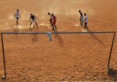 En improvisados campos como el de la fotografía se fraguan las grandes estrellas del fútbol del futuro.
Se trata de un grupo de jóvenes que practica su deporte favorito en la plaza Ribadu de la ciudad nigeriana de
Yola, dos días después de las elecciones presidenciales mientras el país africano espera conocer los resultados.