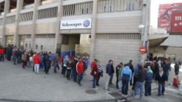 COLAS EN LOS PRIMEROS DÍAS. Varios centenares de hinchas acudieron el primer día a por sus localidades para el Bernabéu formando colas, pero aún quedan entradas disponibles.