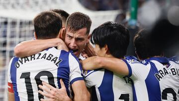 SAN SEBASTIÁN, 06/10/2024.- El centrocampista croata de la Real Sociedad Luka Sucic celebra el gol marcado al Atlético de Madrid, durante el partido de Liga disputado entre Atlético de Madrid y Real Sociedad este domingo en el estadio de Anoeta. EFE/Javi Colmenero