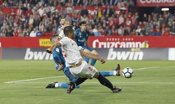 3-0. Sergio Ramos marcó en propia puerta tras tocar un balon centrado desde la derecha por Gabriel Mercado.