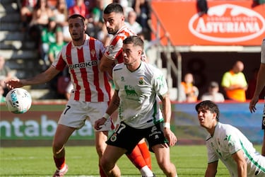 El central sportinguista cumplió con nota en la faceta defensiva y ayudó en ataque con un gol muy importante que dio la victoria a su equipo. En la imagen el tanto del triunfo del zaguero sportinguista.