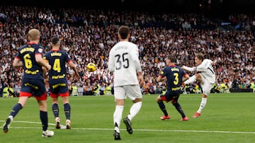 Latigazo de volea del croata tras el rechace de un crner que entra por la escuadra. El baln le lleg en la frontal y no se lo pens. Modric control y dispar de volea. Hasta Bellingham se puso de pie en el palco para celebrarlo. El Bernabu core su nombre.