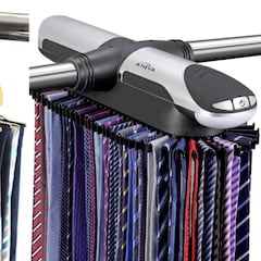 Ordena tus corbatas en el armario con estas dos perchas, de madera y con motor, que arrasan en Amazon