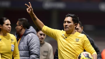 AME2327. GUADALAJARA (MÉXICO), 18/01/2025.- El árbitro central Fernando Guerrero dirige su último partido entre Atlas y León, este sábado en la jornada 2 del Torneo Clausura 2025 de la liga del fútbol mexicano, en el Estadio Jalisco, en Guadalajara (México). EFE/ Francisco Guasco