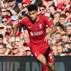 Díaz ante Trippier, capitán del Newcastle y un lateral completo