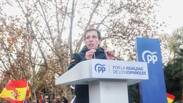 El alcalde de Madrid, José Luis Martínez-Almeida, interviene durante un acto del PP contra la amnistía, en el Templo de Debod, a 3 de diciembre de 2023, en Madrid (España). El Partido Popular ha convocado este acto para protestar por la Ley de Amnistía que el PSOE registró en el Congreso de los Diputados, el pasado 13 de noviembre, y por la investidura de Pedro Sánchez como presidente del Gobierno el pasado 16 de noviembre. El acto se ha celebrado hoy, uno de los días previos al aniversario de la Constitución, que se celebra el próximo 6 de diciembre, con el objetivo de hacer coincidir las protestas con esta festividad para darles aún mayor simbolismo por tratarse de movilizaciones “en defensa del Estado de Derecho y la Carta Magna”.
03 DICIEMBRE 2023;MANIFESTACIÓN;CONCENTRACIÓN;AMNISTÍA;INVESTIDURA;PACTO;PRESIDENTE
Ricardo Rubio / Europa Press
03/12/2023