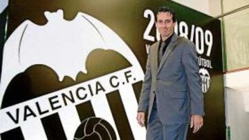<b>AMBICIOSO. </b>Emery se presentó en el palco VIP del estadio de Mestalla.