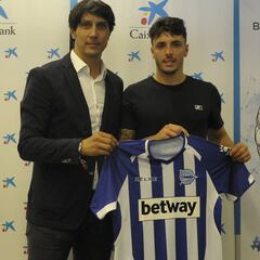 El Alavés presentó al polivalente Ximo Navarro