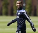 Ashley Cole dispara un rifle y hiere a un becario del club