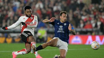 River Plate's Colombian forward Miguel Borja (L) shoots and scores his team's first goal next to Talleres' Chilean defender Matias Catalan during the Copa Libertadores round of 16 second leg all-Argentine football match between River Plate and Talleres de Cordoba at the Mas Monumental stadium in Buenos Aires on August 21, 2024. (Photo by JUAN MABROMATA / AFP)