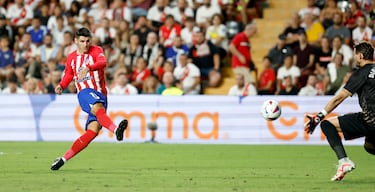 0-4. Álvaro Morata, en el uno contra uno con Stole Dimitrievski, anota el primero de sus dos tantos.