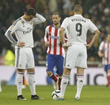 Cristiano Ronaldo y Benzema tras el 1-2 de Torres. 