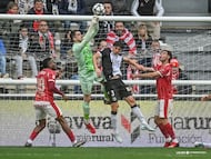 11-04-26. YÁÑEZ SACA EL BALÓN ANTE LUENGO, ENTRE OTERO Y DIEGO, EN EL BURGOS-SPORTING.