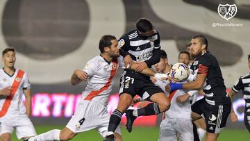 Mario Suárez lucha un balón con Clavería.