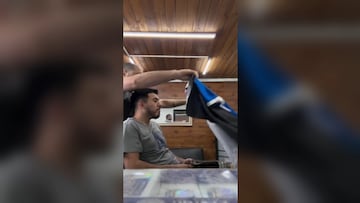 Barbero les puso una camiseta de la U a sus clientes colocolinos y el video ya es viral en TikTok