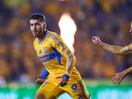 Ángel Correa celebra el gol de Tigres UANL contra Toluca FC, en la ida de la gran final del Apertura 2025 de la Liga MX. Detrás viene Diego Lainez. (MEXSPORT/Jorge Martinez)