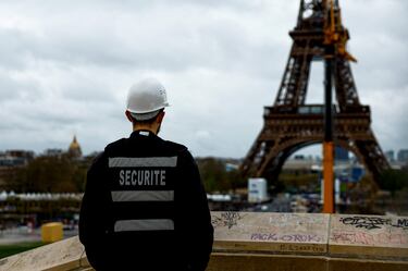 Los Juegos Olímpicos de 2024 están a la vuelta de la esquina. Se llevarán a cabo entre el 26 de julio y el 11 de agosto de 2024 en la ciudad de París. Por ello, el monumento más famoso de la capital francesa se prepara para la ocasión: la Torre Eiffel se pintará de un brillante color dorado-marrón para atraer todas las miradas de los visitantes.