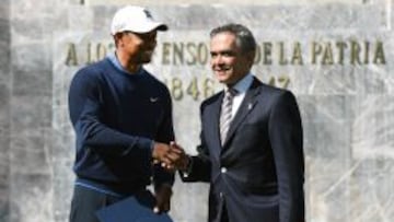 El golfista estadounidense recibi&oacute; el reconocimiento de manos de Miguel &Aacute;ngel Mancera; promociona la segunda Copa Am&eacute;rica de Golf que se celebrar&aacute; del 22 al 25 de octubre.
