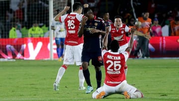 Jugadores de Santa Fe celebrando el t&iacute;tulo de la Liga Postob&oacute;n II-2014 tras superar en la final a Independiente Medell&iacute;n