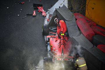 El piloto monegasco sale de su Ferrari tras chocar contra el muro en Bakú.
