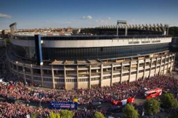 Las calles fueron un río rojiblanco. Desde el Calderón pasando por el Ayuntamiento y la Comunidad todo Madrid vio como los jugadores rojiblancos festejaban un título que hacía mucho que no vivían. Y todo gracias al efecto mágico de Simeone.