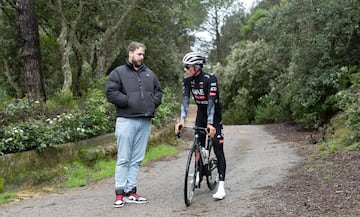 Acaba la segunda serie en el puerto, y tras 30 segundos de dar unas peque?as vueltas casi sobre el mismo sitio para estirar las piernas y recuperar energas tras el doble esfuerzo, Juan Ayuso conversa con el periodista de AS, Dani Miranda, sobre sus sensaciones en la ascensin.