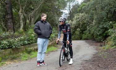 Acaba la segunda serie en el puerto, y tras 30 segundos de dar unas pequeñas vueltas casi sobre el mismo sitio para estirar las piernas y recuperar energías tras el doble esfuerzo, Juan Ayuso conversa con el periodista de AS, Dani Miranda, sobre sus sensaciones en la ascensión.