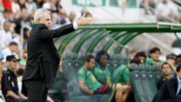 El entrenador del Espanyol Javier Aguirre da instrucciones a sus jugadores.